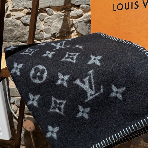 Louis Vuitton Neo Monogram Eclipse Black Wool Blend Blanket - Picture 8 of 10